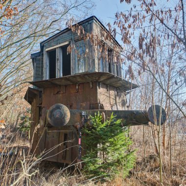 Urbex kar pulluk Riga. Tren demiryolu üzerinde temizlik kar için. Ve park edilmiş, terk edilmiş bir istasyon.