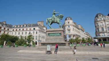Joan of Arc Orlans hizmetçi takma, Fransa'nın kahramanı rolü için yüz yıllık savaş Lancastrian aşamasında olarak kabul edilir ve bir Roma Katolik aziz olarak canonized oldu. 