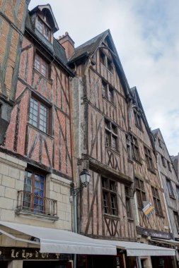 Turlar Merkezi-Batı Fransa'nın bir şehirdir. Indre et Loire bölümü ve merkezi-Val de Loire bölgesi Fransa'nın en büyük şehri Yönetim Merkezi (bölgenin en büyük ikinci şehridir sermaye değil olsa