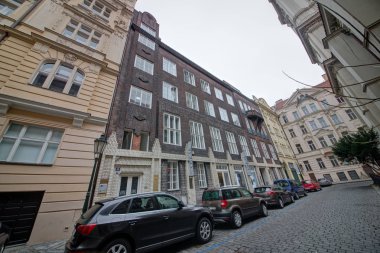 Stence'nın evi Salvator Street Prag 1 1909 ve 1911 mimar Otakar Novotny tasarımına göre arasında inşa bir Art Nouveau burada. En iyi sanatçı ve diğer önemli kişilikleri zaman Stenc'ın evinde buluşacaktık. E