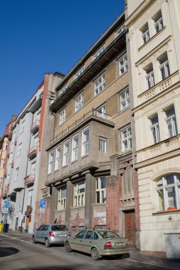 Ev için Prag yayımcı Leichter inşa evin önünde ayarlanır. Zemin kat ve kat müstakil bir ev düzenlenmiş yayımcı hizmet. Merkezi alan zemin kat ve kat, hangi wa bağlama merdiven yapıldı.