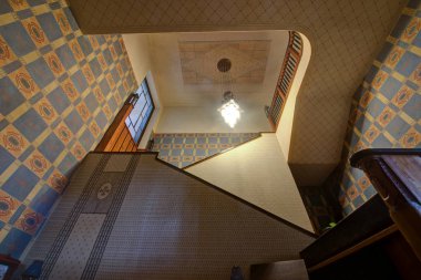 Ev için Prag yayımcı Leichter inşa evin önünde ayarlanır. Zemin kat ve kat müstakil bir ev düzenlenmiş yayımcı hizmet. Merkezi alan zemin kat ve kat, hangi wa bağlama merdiven yapıldı.