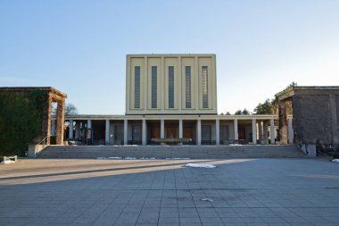 Strasnice krematoryum alanı açısından Avrupa'nın en büyük krematoryumu var. Cumhurbaşkanı Vaclav Havel burada yakıldı. Ölü yakma olanlar da dahil olmak üzere yazar Vladis Nazi ve komünist rejimler tarafından idam edildi bertarafı almıştır