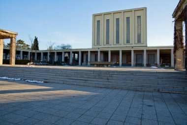 Strasnice krematoryum alanı açısından Avrupa'nın en büyük krematoryumu var. Cumhurbaşkanı Vaclav Havel burada yakıldı. Ölü yakma olanlar da dahil olmak üzere yazar Vladis Nazi ve komünist rejimler tarafından idam edildi bertarafı almıştır