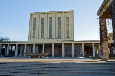 Strasnice krematoryum alanı açısından Avrupa'nın en büyük krematoryumu var. Cumhurbaşkanı Vaclav Havel burada yakıldı. Ölü yakma olanlar da dahil olmak üzere yazar Vladis Nazi ve komünist rejimler tarafından idam edildi bertarafı almıştır