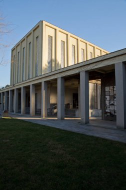 Strasnice krematoryum alanı açısından Avrupa'nın en büyük krematoryumu var. Cumhurbaşkanı Vaclav Havel burada yakıldı. Ölü yakma olanlar da dahil olmak üzere yazar Vladis Nazi ve komünist rejimler tarafından idam edildi bertarafı almıştır