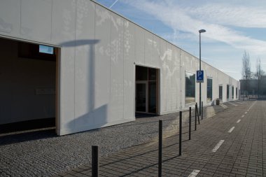 Şeytanlar Belediye Binası yeni bir çok fonksiyonlu binasına taşındı. Doktora, bir postane, bir şehir ofis ve okul etkinlikleri, kamplar ve Kent Konseyi toplantıları için bir salon şehir bölgesinde hala kayıp olduğu binadır. ,