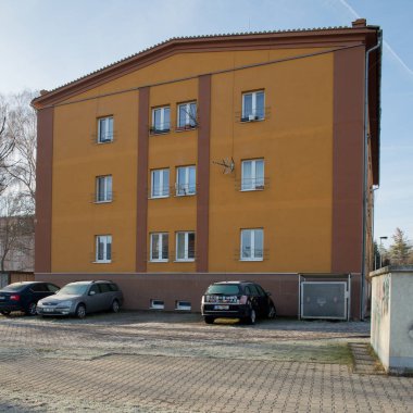 İlk panel ev Çekoslovakya eski 1953 yılında inşa edilmiş Dablice (kiracı) çünkü inşaat dayanamayıp statik iddia iki yıl içinde buraya taşındım, tasarlanmış Jaroslav Wimmer (yaşayan evde bugün) ve evi tarafından af