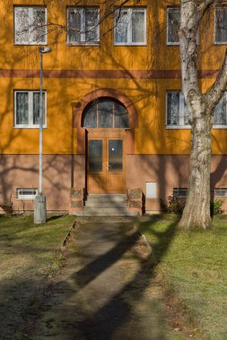 İlk panel ev Çekoslovakya eski 1953 yılında inşa edilmiş Dablice (kiracı) çünkü inşaat dayanamayıp statik iddia iki yıl içinde buraya taşındım, tasarlanmış Jaroslav Wimmer (yaşayan evde bugün) ve evi tarafından af