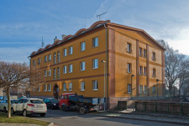 İlk panel ev Çekoslovakya eski 1953 yılında inşa edilmiş Dablice (kiracı) çünkü inşaat dayanamayıp statik iddia iki yıl içinde buraya taşındım, tasarlanmış Jaroslav Wimmer (yaşayan evde bugün) ve evi tarafından af