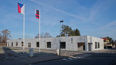 Şeytanlar Belediye Binası yeni bir çok fonksiyonlu binasına taşındı. Doktora, bir postane, bir şehir ofis ve okul etkinlikleri, kamplar ve Kent Konseyi toplantıları için bir salon şehir bölgesinde hala kayıp olduğu binadır. ,