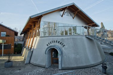 Açılış töreninde Battista'nın tuğla, 1898 yılında beş yıl sonra gerçekleşti ve 30 metre yukarıda yüksek baca Dablice Köyü gurur olabilir. Onun en büyük zafer zamanlarında, tuğla kadar üretilen çok müreffeh bir kuruluş oldu.