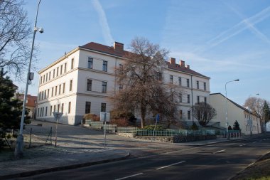 Şeytan okul Belediye Okul karakteri vardır, onun kurucusu Prag-Dablice. Bir İlköğretim Okulu (450 okul) ve anaokulu (160 alt) oluşur. Dokuz düzine işçi (eğitimciler ve çalışma personel) birlikte bui için çalışır