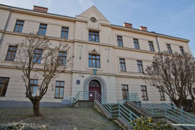 Şeytan okul Belediye Okul karakteri vardır, onun kurucusu Prag-Dablice. Bir İlköğretim Okulu (450 okul) ve anaokulu (160 alt) oluşur. Dokuz düzine işçi (eğitimciler ve çalışma personel) birlikte bui için çalışır