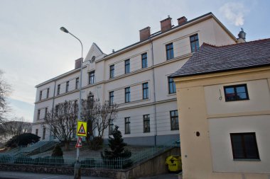 Şeytan okul Belediye Okul karakteri vardır, onun kurucusu Prag-Dablice. Bir İlköğretim Okulu (450 okul) ve anaokulu (160 alt) oluşur. Dokuz düzine işçi (eğitimciler ve çalışma personel) birlikte bui için çalışır