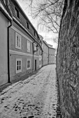 Prag 'ın Prag 'ın Hradcany bölgesinde yer alan yeni dünya, Prag 'ın kuzeybatısında, Prague Kalesi 'nin eski şehir surlarının yakınında, aynı caddenin yakınlarındaki Prag 'ın Kuzey köşesidir. Bu bir çok pitoresk köşe sargı sokakları ve küçük Konut Evleri bulunan bir