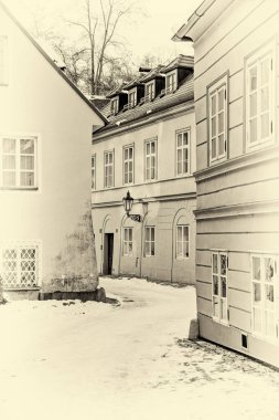 Prag 'ın Prag 'ın Hradcany bölgesinde yer alan yeni dünya, Prag 'ın kuzeybatısında, Prague Kalesi 'nin eski şehir surlarının yakınında, aynı caddenin yakınlarındaki Prag 'ın Kuzey köşesidir. Bu bir çok pitoresk köşe sargı sokakları ve küçük Konut Evleri bulunan bir