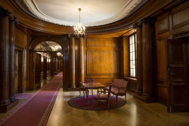 Petschek Palace, Prag 'da neoklasik bir binada yer almaktadır. 1923 ve 1929 yılları arasında Mimar Max Spielmann tarafından tüccar banker Julius Petschek 'den bir istek üzerine inşa edilmiş ve aslen 