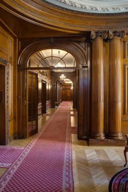Petschek Palace, Prag 'da neoklasik bir binada yer almaktadır. 1923 ve 1929 yılları arasında Mimar Max Spielmann tarafından tüccar banker Julius Petschek 'den bir istek üzerine inşa edilmiş ve aslen 