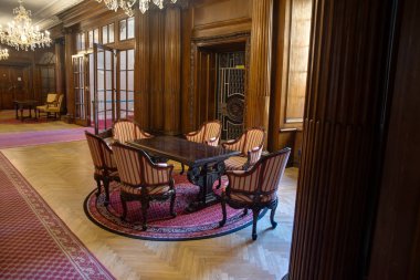 Petschek Palace, Prag 'da neoklasik bir binada yer almaktadır. 1923 ve 1929 yılları arasında Mimar Max Spielmann tarafından tüccar banker Julius Petschek 'den bir istek üzerine inşa edilmiş ve aslen 