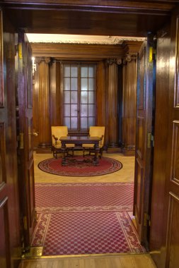 Petschek Palace, Prag 'da neoklasik bir binada yer almaktadır. 1923 ve 1929 yılları arasında Mimar Max Spielmann tarafından tüccar banker Julius Petschek 'den bir istek üzerine inşa edilmiş ve aslen 