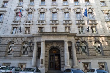 Petschek Palace, Prag 'da neoklasik bir binada yer almaktadır. 1923 ve 1929 yılları arasında Mimar Max Spielmann tarafından tüccar banker Julius Petschek 'den bir istek üzerine inşa edilmiş ve aslen 