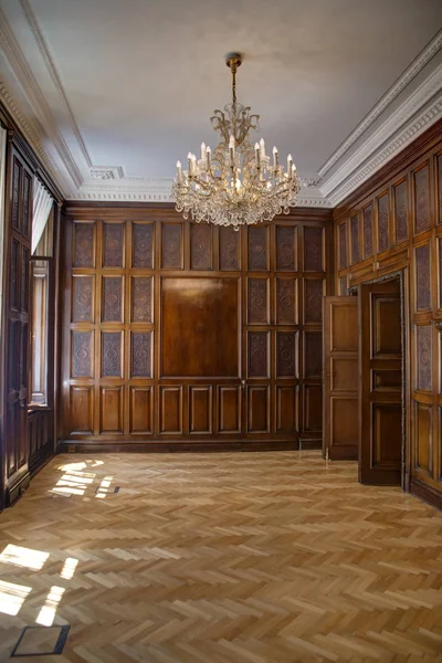 Petschek Palace, Prag 'da neoklasik bir binada yer almaktadır. 1923 ve 1929 yılları arasında Mimar Max Spielmann tarafından tüccar banker Julius Petschek 'den bir istek üzerine inşa edilmiş ve aslen 