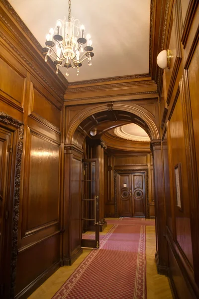 Petschek Palace, Prag 'da neoklasik bir binada yer almaktadır. 1923 ve 1929 yılları arasında Mimar Max Spielmann tarafından tüccar banker Julius Petschek 'den bir istek üzerine inşa edilmiş ve aslen 