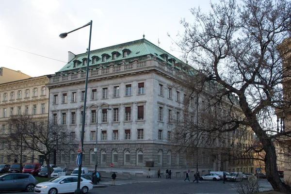 Petschek 宮殿は プラハの Neoclassicist の建物です これは 商人のバンカージュリアス Petschek からの要求に応じて 建築家マックス — ストック写真