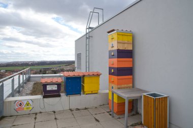 Yeni Mcev II, Prag 6 Suchdol 'da çek Yaşam Bilimleri Üniversitesi 'nin geniş tesislerinde yer almaktadır. Üç departman için olanaklar da dahil olmak üzere yeni öğretim, teknik ve sosyal tesisler sağlayacaktır.