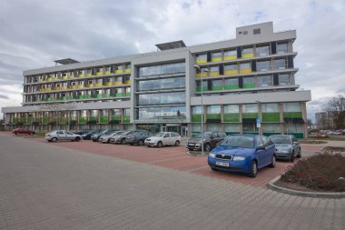 Yeni Mcev II, Prag 6 Suchdol 'da çek Yaşam Bilimleri Üniversitesi 'nin geniş tesislerinde yer almaktadır. Üç departman için olanaklar da dahil olmak üzere yeni öğretim, teknik ve sosyal tesisler sağlayacaktır.