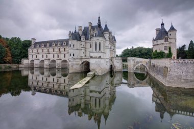 Chateau de Chenonceau, Fransa'daki Loire Vadisi'nin Indre-et-Loire bölgesinde bulunan küçük Chenonceaux köyü yakınlarındaki Cher Nehri'ni kapsayan bir Fransız şatosudur..