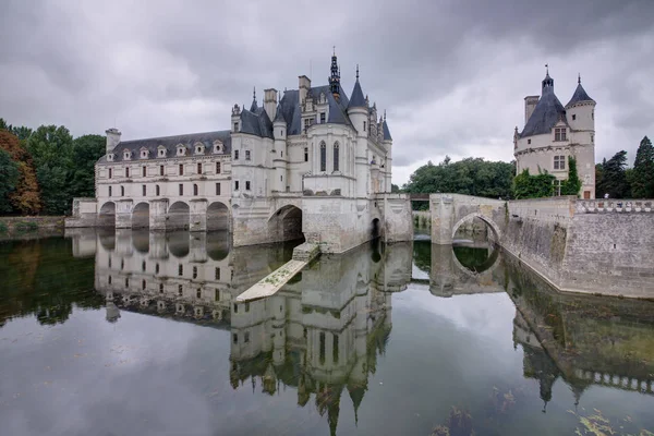 Chateau Chenonσώ Είναι Ένας Γαλλικός Πύργος Που Εκτείνεται Στον Ποταμό — Φωτογραφία Αρχείου
