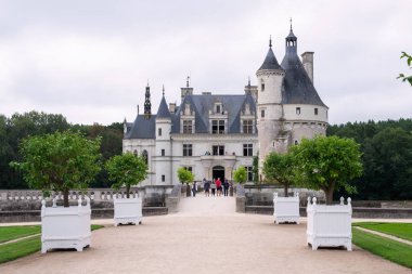 Chateau de Chenonceau, Fransa'daki Loire Vadisi'nin Indre-et-Loire bölgesinde bulunan küçük Chenonceaux köyü yakınlarındaki Cher Nehri'ni kapsayan bir Fransız şatosudur..