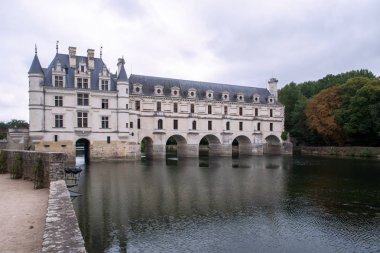 Chateau de Chenonceau, Fransa'daki Loire Vadisi'nin Indre-et-Loire bölgesinde bulunan küçük Chenonceaux köyü yakınlarındaki Cher Nehri'ni kapsayan bir Fransız şatosudur..