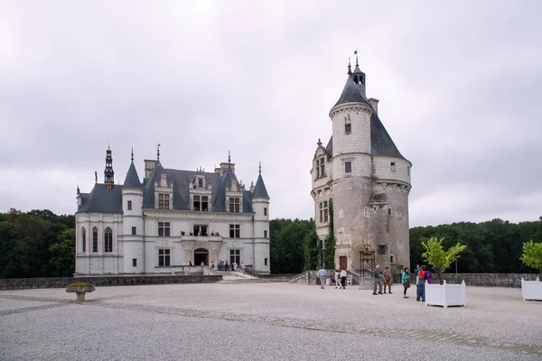 Chateau Chenonσώ Είναι Ένας Γαλλικός Πύργος Που Εκτείνεται Στον Ποταμό — Φωτογραφία Αρχείου