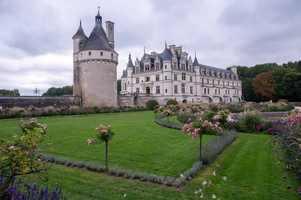 Chateau Chenonσώ Είναι Ένας Γαλλικός Πύργος Που Εκτείνεται Στον Ποταμό — Φωτογραφία Αρχείου