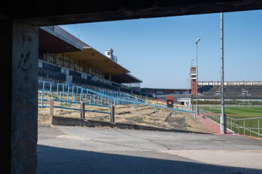 Great Strahov Stadyumu, Çek Cumhuriyeti'nin Prag şehrinin Strahov bölgesinde yer alan bir stadyum. Bu büyük bir ölçekte senkronize jimnastik görüntüler için inşa edilmiştir, bir alan üç kat daha uzun ve üç kez standart Associ daha geniş