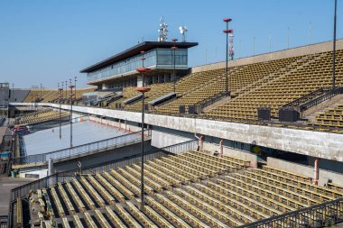 Great Strahov Stadyumu, Çek Cumhuriyeti'nin Prag şehrinin Strahov bölgesinde yer alan bir stadyum. Bu büyük bir ölçekte senkronize jimnastik görüntüler için inşa edilmiştir, bir alan üç kat daha uzun ve üç kez standart Associ daha geniş