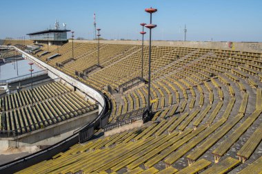 Great Strahov Stadyumu, Çek Cumhuriyeti'nin Prag şehrinin Strahov bölgesinde yer alan bir stadyum. Bu büyük bir ölçekte senkronize jimnastik görüntüler için inşa edilmiştir, bir alan üç kat daha uzun ve üç kez standart Associ daha geniş