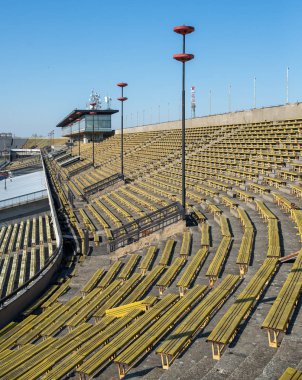Great Strahov Stadyumu, Çek Cumhuriyeti'nin Prag şehrinin Strahov bölgesinde yer alan bir stadyum. Bu büyük bir ölçekte senkronize jimnastik görüntüler için inşa edilmiştir, bir alan üç kat daha uzun ve üç kez standart Associ daha geniş