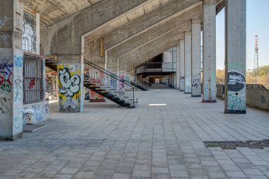 Great Strahov Stadyumu, Çek Cumhuriyeti'nin Prag şehrinin Strahov bölgesinde yer alan bir stadyum. Bu büyük bir ölçekte senkronize jimnastik görüntüler için inşa edilmiştir, bir alan üç kat daha uzun ve üç kez standart Associ daha geniş
