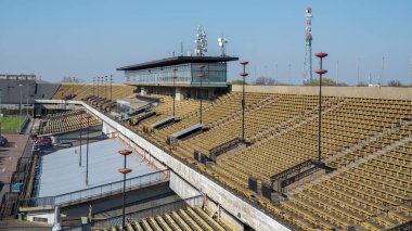 Great Strahov Stadyumu, Çek Cumhuriyeti'nin Prag şehrinin Strahov bölgesinde yer alan bir stadyum. Bu büyük bir ölçekte senkronize jimnastik görüntüler için inşa edilmiştir, bir alan üç kat daha uzun ve üç kez standart Associ daha geniş