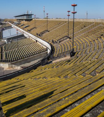 Great Strahov Stadyumu, Çek Cumhuriyeti'nin Prag şehrinin Strahov bölgesinde yer alan bir stadyum. Bu büyük bir ölçekte senkronize jimnastik görüntüler için inşa edilmiştir, bir alan üç kat daha uzun ve üç kez standart Associ daha geniş