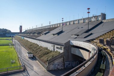 Great Strahov Stadyumu, Çek Cumhuriyeti'nin Prag şehrinin Strahov bölgesinde yer alan bir stadyum. Bu büyük bir ölçekte senkronize jimnastik görüntüler için inşa edilmiştir, bir alan üç kat daha uzun ve üç kez standart Associ daha geniş