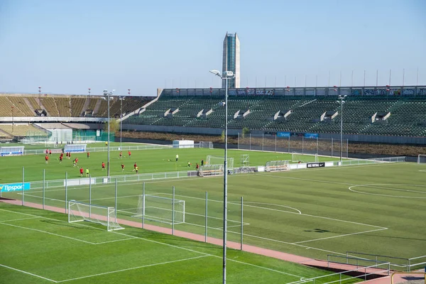 大斯特拉霍夫体育场是位于捷克共和国布拉格斯特拉霍夫区的一个体育场 它专为大规模展示花样体操而建 场地是标准阿索西的三倍和三倍宽 — 图库照片