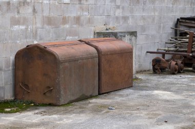 Amerika, Bohemian Karst'taki yeraltı tünelleri ile birbirine bağlanan kireçtaşı ocaklarının adıdır. En ünlü Büyük Amerika, Küçük Amerika ve Meksika, diğer birkaç büyük ve küçük ocakları surro bulunmaktadır