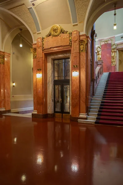 Municipal House, Prag'da ünlü bir konser mekanı olan Smetana Hall'a ev sahipliği yapan bir sivil binadır. Namesti Republiky'de, şehir merkezindeki Toz Kapısı'nın yanında yer almaktadır.