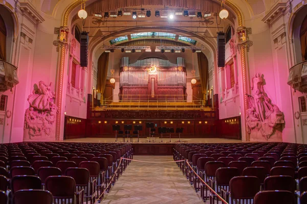 Municipal House, Prag'da ünlü bir konser mekanı olan Smetana Hall'a ev sahipliği yapan bir sivil binadır. Namesti Republiky'de, şehir merkezindeki Toz Kapısı'nın yanında yer almaktadır.