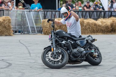 Kaç yaşında olduğunuz, ne milliyetiniz, inancınız, ne de motosikletinizin markası olduğunuz önemli değildir. Gelin ve iki tekerlekli özgürlüğün keyfini çıkarın ve Avrupa'nın en büyük motosiklet etkinliklerinden birinin atmosferini yaşayın. Tüm güzel fon